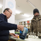 Un indigente recibe alimento de un voluntario de un comedor social. F. OTERO PERANDONES