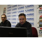 Los dirigentes de la AUGC Santiago Duarte y Manuel Moya, ayer en la sede de la asociación en León.