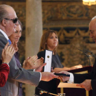 Esperanza Aguirre, los reyes y Amancio Prada en el momento de recoger su Medalla al Mérito en las Bellas Artes.
