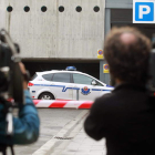 Un coche de la Erzainza en el garaje comunitario donde ocurrieron los hechos.