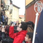 Los leoneses se agolpan ante el paso de las procesiones y no se pierden detalle alguno.