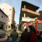 El fuego dañó la bajo cubierta de la vivienda, situada en la calle Villafranca de Cacabelos.