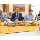 Alfonso El Mago, junto a Francisco Javier Álvarez, Alberto Martínez y Ramón Villa, ayer en la Colegiata de León. FERNANDO OTERO