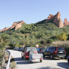 Los coches aparcaban en el arcen del acceso a Las Médulas el pasado domingo. L. DE LA MATA