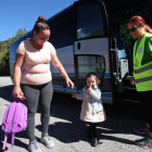 María Teresa, con su madre y la encargada del transporte, se baja el autobús en la parada de la CL-631. ANA F. BARREDO