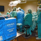 Un equipo médico realiza un trasplante en el Hospital Clínic de Barcelona.