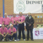 El equipo del Crucero posa con sus nuevos trofeos de campeones de la Copa Diputación.