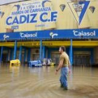 Un hombre pasa ante el estadio Ramón de Carranza, en Cádiz