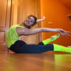 Sara Llana afronta estos días de la mejor manera y entrena con la práctica de la gimnasia en su casa.