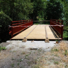 Uno de los puentes de madera realizados en el itinerario del camino natural. V. ARAUJO