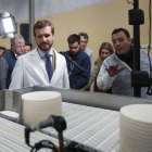 Pablo Casado visitó las instalaciones de la fábrica de quesos Marsan, en Valencia. JESÚS F. SALVADORES