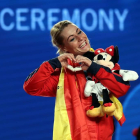 Lidia Valentín hace su famoso símbolo tras proclamarse campeona del mundo.