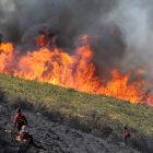 Personal forestal interviene en el incendio de la Tebaida en una imagen de archivo. ANA F. BARREDO
