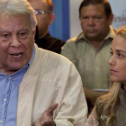 González habla ante la prensa junto a Lilian Tintori, esposa del dirigente opositor Leopoldo López, este lunes en Caracas.