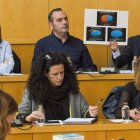 Fernández muestra unos gráficos, junto a los otros dos concejales de Ciudadanos (arriba). F. OTERO