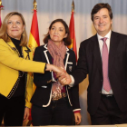 Del Olmo, Maroto y Óscar Heckh, tras la firma del acuerdo. RAMIRO
