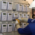 Instalación de contadores para aplicar el nuevo precio de la luz por horas.