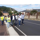 Morán, en el centro, escucha las explicaciones de un técnico sobre la carretera. DL