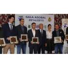 Foto de familia de los premiados en la Gala Asobal que se celebró ayer noche en los salones del Hotel Conde Luna de León