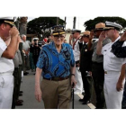 Bill Hughes, superviviente de Pearl Harbor que estaba a bordo del 'USS Utah' cuando fue atacado en 1941, llega a la ceremonia de homenaje a los marinos en el memorial de Ford Island, en Pearl Harbor (Hawái), este martes.