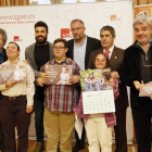 Miguel Ríos y Millán Salcedo flanquean a algunos de los colaboradores del calendario, ayer en la presentación.