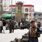 Un miembro de las Fuerzas de Seguridad afganas tras un atentado en Kabul el 25 de marzo. J. JALALI