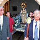 Los cofrades y mayordomos custodian a la Virgen de Perales a la salida de la ermita