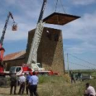Momento de la colocación de la cubierta del templo, maniobra que resultó muy espectacular