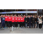 Jugadores del primer equipo, canteranos y directivos de Abanca y Ademar, antes de la firma del nuevo acuerdo de patrocinio para los próximos tres años. SECUNDINO PÉREZ