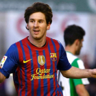 Messi celebra el primero de sus dos goles en el partido ante el Racing de Álvaro Cervera.