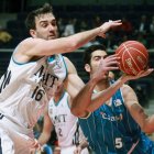 Begic intenta obstaculizar la entrada de Triguero en un partido que el Madrid se llevó con holgura.