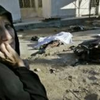 Una mujer se lamenta junto a los cadáveres del atentado en la comisaría de Iskandariya