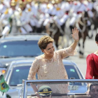 La presidenta brasileña, Dilma Rousseff, junto a su hija, Paula, saluda a su llegada al Palacio de Planalto.