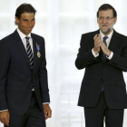 Mariano Rajoy aplaude a Rafa Nadal tras imponerle la Medalla de Oro al Mérito al Trabajo, en la Moncloa.