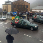 Momento en el que los coches fúnebres llegaban a la iglesia de Caboalles donde se ofició el funeral