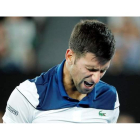 Djokovic, con gesto contrariado, dijo ayer adiós al Abierto de Australia tras caer ante Chung. IRHAM