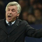 Ancelotti da instrucciones en un partido de la Liga francesa.