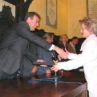 El consejero entrega las llaves y la documentación  a una de las propietarias de las viviendas