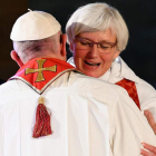 El papa abraza a la jefa de la Iglesia luterana sueca, la arzobispa de Upsala Antje Jackelén. ETTORE FERRARI