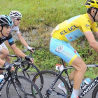 Richie Porte pegado a la rueda de Vincenzo Nibali, en la 8ª etapa del Tour.