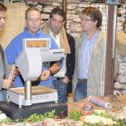 Tino Rodríguez acompañó al alcalde en la feria de ayer.
