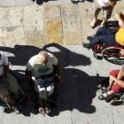 Deportistas italianos realizan el Camino de Santiago en silla de ruedas