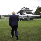 Trump se dirige a coger el helicóptero presidencial en el helipuerto de la Casa Blanca YURI GRIPAS