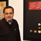 El artista leonés Baudilio Soto junto a dos de las obras que expone en Vela Zanetti.