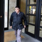 El controlador de la ORA, abandonando los juzgados tras declarar.