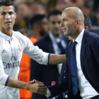 Cristiano Ronaldo saluda a Zidane tras el primer gol del Madrid.
