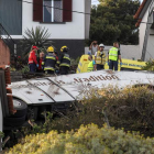 Equipos de rescate inspeccionan la zona donde cayó el autobús en Madeira. GOUVEIA
