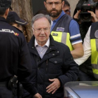 Miguel Bernard, presidente del sindicato Manos Limpias, sale de la sede acompañado de la policía.