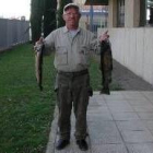 Silvestre Majo posa con las dos truchas de gran tamaño que pescó en el Esla