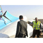 El primer ministro egipcio, Sherif Ismail, inspecciona el avión siniestro.